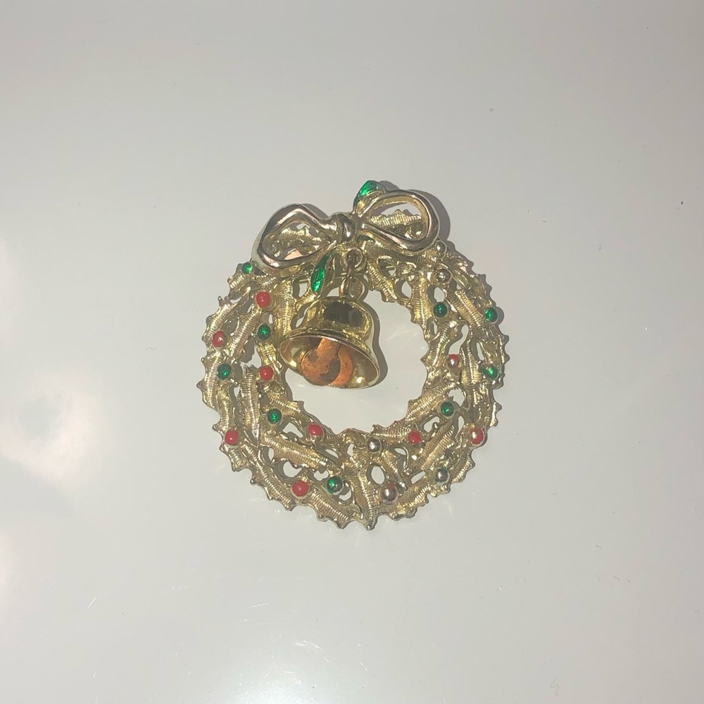 Christmas Gold Wreath Brooch with Multicolor stones.